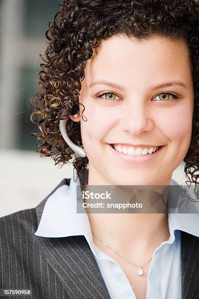Kobieta W Call Center Z Zestawu Słuchawkowego - zdjęcia stockowe i więcej obrazów Biuro - Biuro, Biznes, Brązowe włosy