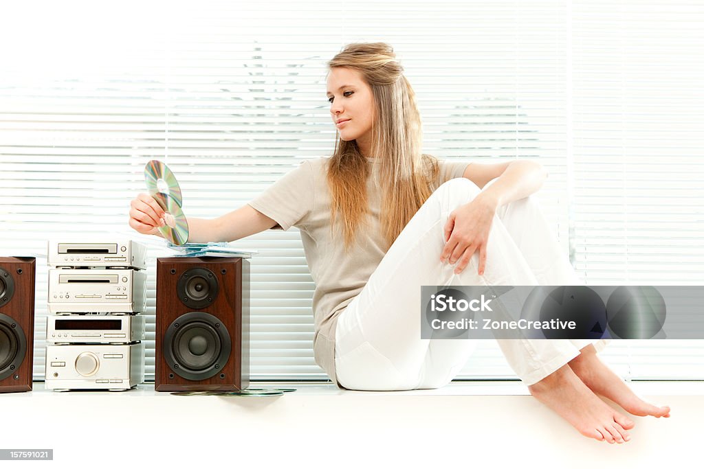 Молодая красивая девочка, слушать музыку - Стоковые фото Блестящий роялти-фри