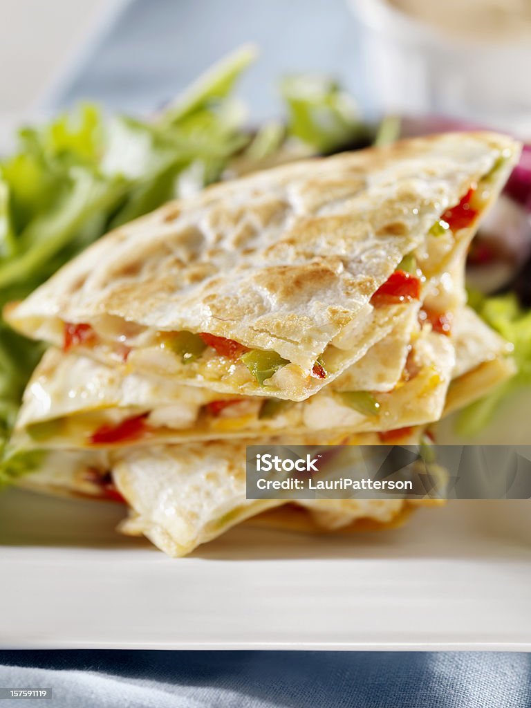 Hühnchen-Quesadilla mit einem Gartensalat - Lizenzfrei Geschnitten Stock-Foto