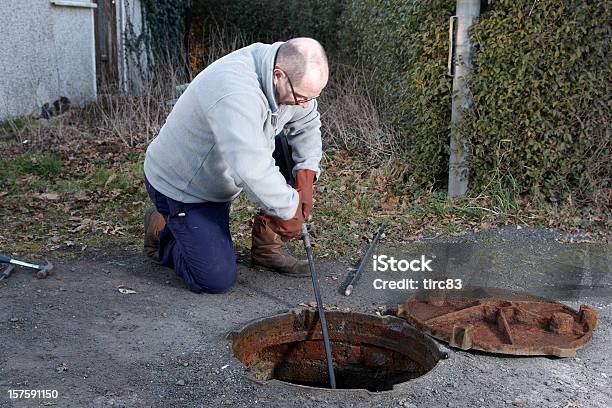 Foto de Homem Limpeza Dos Esgotos e mais fotos de stock de Tanque séptico - Tanque séptico, Ralo - Estrutura construída, Limpar - Atividade Móvel