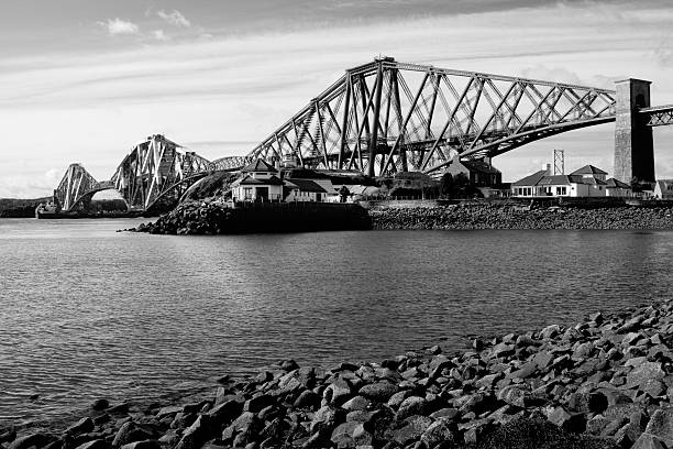 ponte ferroviária firth of forth em edimburgo escócia - firth of forth rail bridge bridge edinburgh europe imagens e fotografias de stock