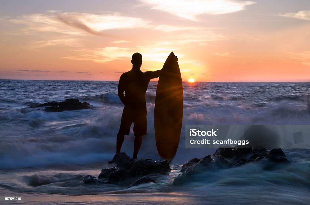 서퍼 루킹 서핑을 멕시코 at 해질녘까지 - 로열티 프리 남자 스톡 사진