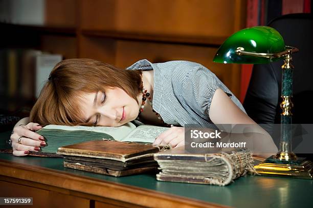 Junge Frau Schlafen Auf Alte Bücher In Der Bibliothek Stockfoto und mehr Bilder von Attraktive Frau