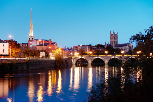 vue sur la rivière severn et de la cathédrale de worcester - worcestershire photos et images de collection