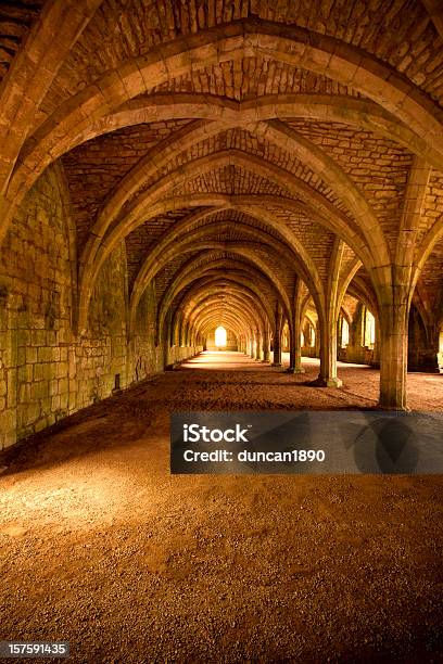 Foto de Fontes Abbey Cellarium e mais fotos de stock de Abadia de Fountains - Abadia de Fountains, Arco - Característica arquitetônica, Assustador