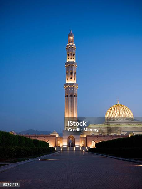 Foto de A Grande Mesquita Do Sultão Qaboos e mais fotos de stock de Omã - Omã, Cidade, Noite