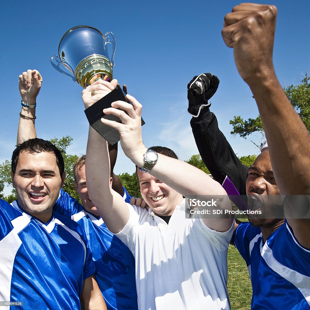 Equipa de futebol a segurar um Troféu - Royalty-free Carregar Foto de stock