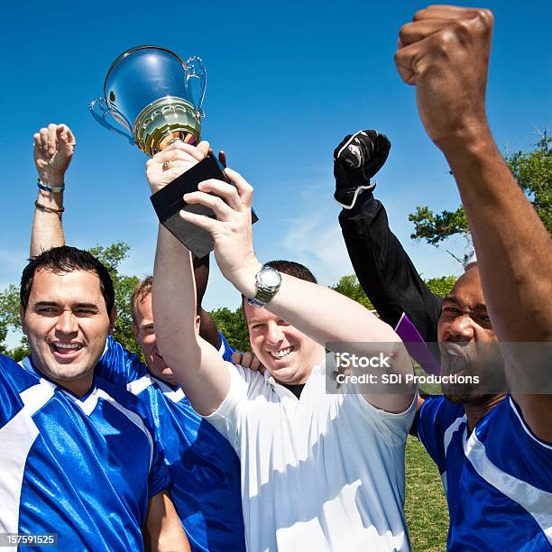 Equipa De Futebol A Segurar Um Troféu - Fotografias de stock e mais imagens de Carregar - Carregar, Futebolista, Troféu