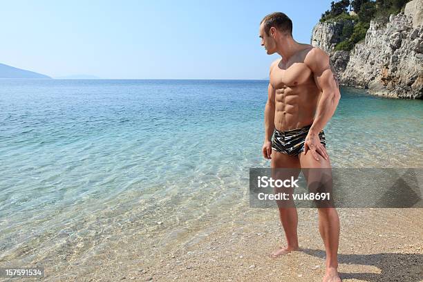 Przystojny Mięśni Mężczyzna Na Plaży - zdjęcia stockowe i więcej obrazów Plaża - Plaża, Kulturystyka, Ludzki mięsień