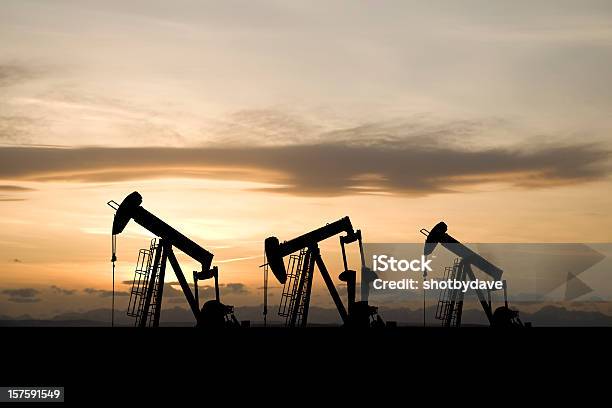 Três Pumpjacks Amarelas E Um Céu - Fotografias de stock e mais imagens de Óleo - Óleo, Bomba Petrolífera, Gasolina