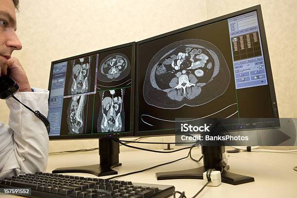 Radiologista Telefone Consulta Com Gato Exames Em Monitores - Fotografias de stock e mais imagens de Tomografia por Emissão de Positrões