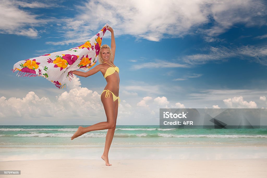 Tanz auf einer tropischen Paradies-Strand (XXXL - Lizenzfrei Bikini Stock-Foto