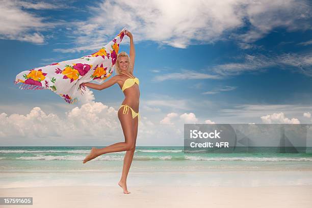 Tanz Auf Einer Tropischen Paradiesstrand Xxxl Stockfoto und mehr Bilder von Bikini - Bikini, Frauen, Haute Couture