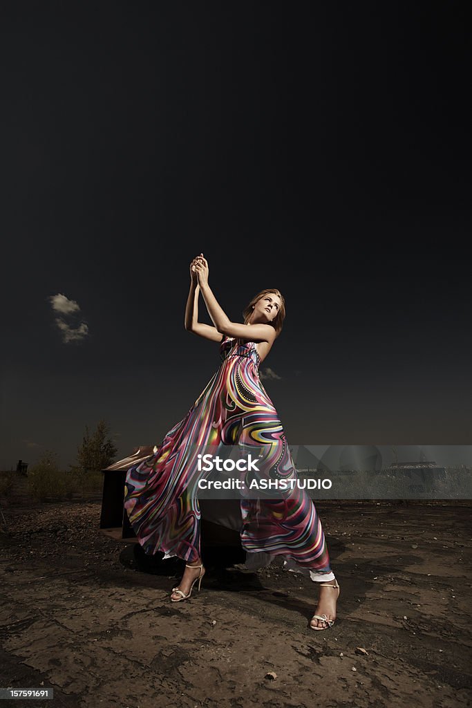 Молодая женщина на природе - Стоковые фото Высокая мода роялти-фри