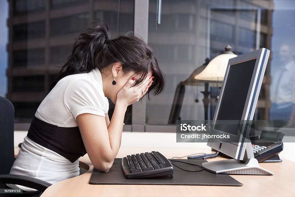 Geschäftsfrau mit einem harten Tag im Büro - Lizenzfrei Computerfehler Stock-Foto