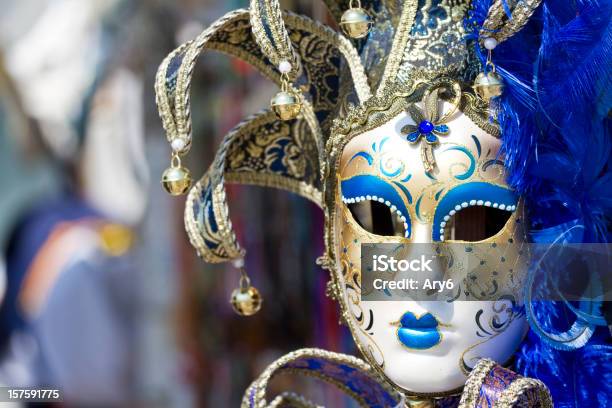 Maschera Veneziana Messa A Fuoco Differenziale - Fotografie stock e altre immagini di Bianco - Bianco, Blu, Carnevale - Festività pubblica