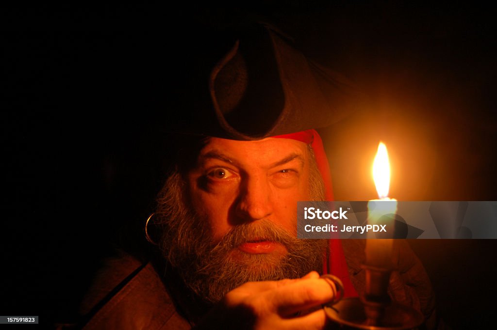 Pirat wyszukiwania przez Światło świecy - Zbiór zdjęć royalty-free (Pirat)