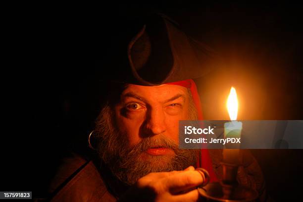 Pirat Wyszukiwania Przez Światło Świecy - zdjęcia stockowe i więcej obrazów Pirat - Pirat, Noc, Ludzka twarz
