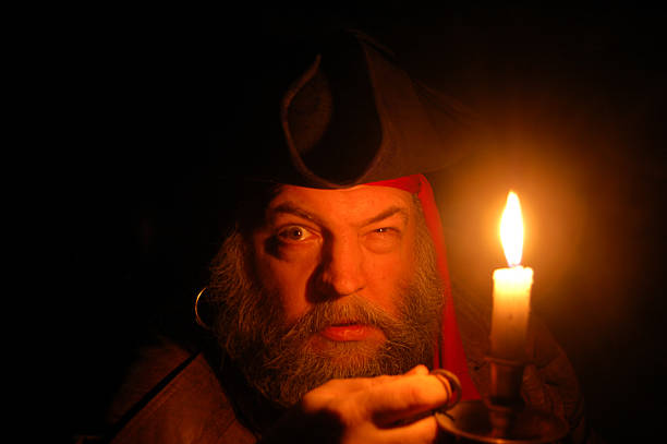 Pirata pesquisas por Luz da vela - fotografia de stock