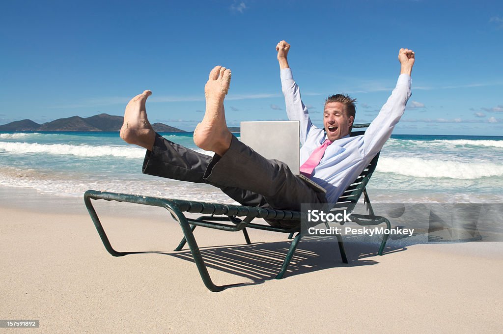 Homme d'affaires célèbre par la mer avec ordinateur portable sur une chaise de plage - Photo de Costume habillé libre de droits