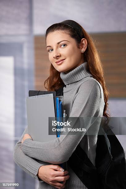 Foto de Menina Sorridente Estudante Universitário e mais fotos de stock de 16-17 Anos - 16-17 Anos, 18-19 Anos, Adolescente