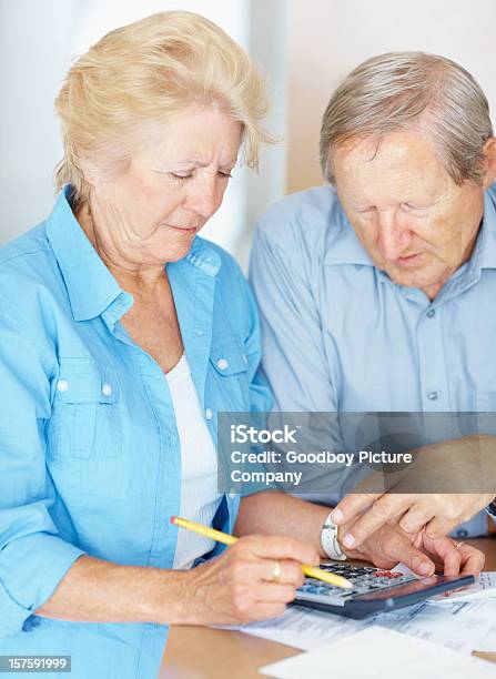 Besorgt Senior Paar Berechnung Ihrer Rechnungen Stockfoto und mehr Bilder von 70-79 Jahre - 70-79 Jahre, Alter Erwachsener, Bankgeschäft