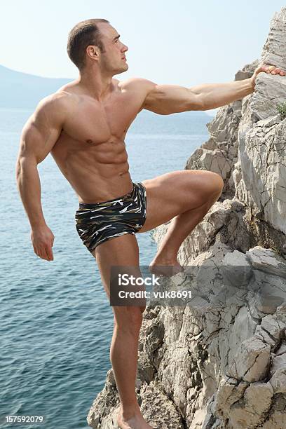 Sexy Rock Climber Foto de stock y más banco de imágenes de Adulto joven - Adulto joven, Hombres, Peligro