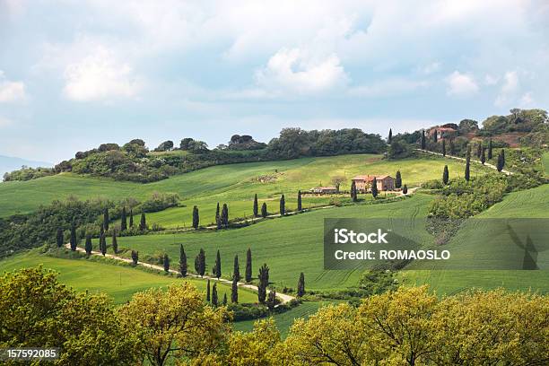 Val Dorcia Masseria Con Cypresses La Foce Toscana Italia - Fotografie stock e altre immagini di Ambientazione esterna