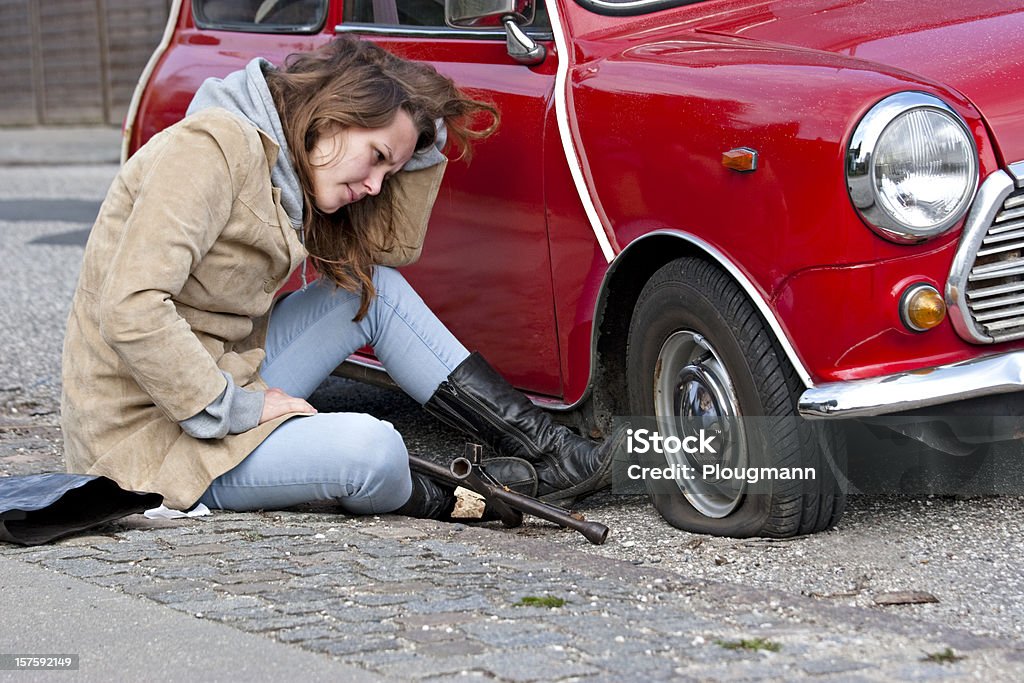 Jovem mulher com um pneus furados - Foto de stock de Pneu Furado royalty-free