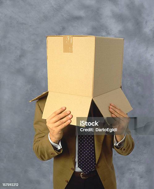Hombre Con Una Caja En La Cabeza Foto de stock y más banco de imágenes de Acorralado - Acorralado, Adulto, Adulto de mediana edad