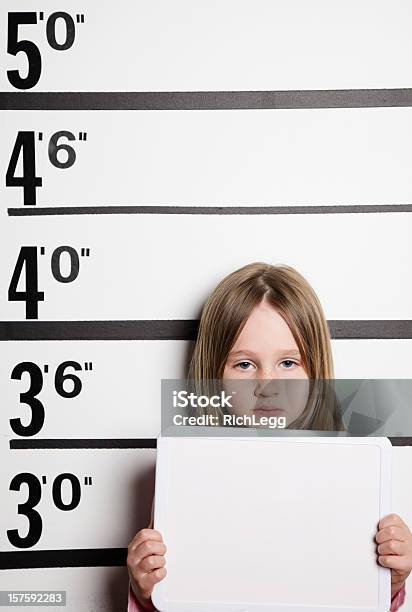 Mugshot Di Una Bambina - Fotografie stock e altre immagini di Bambine femmine - Bambine femmine, Foto segnaletica, 4-5 anni