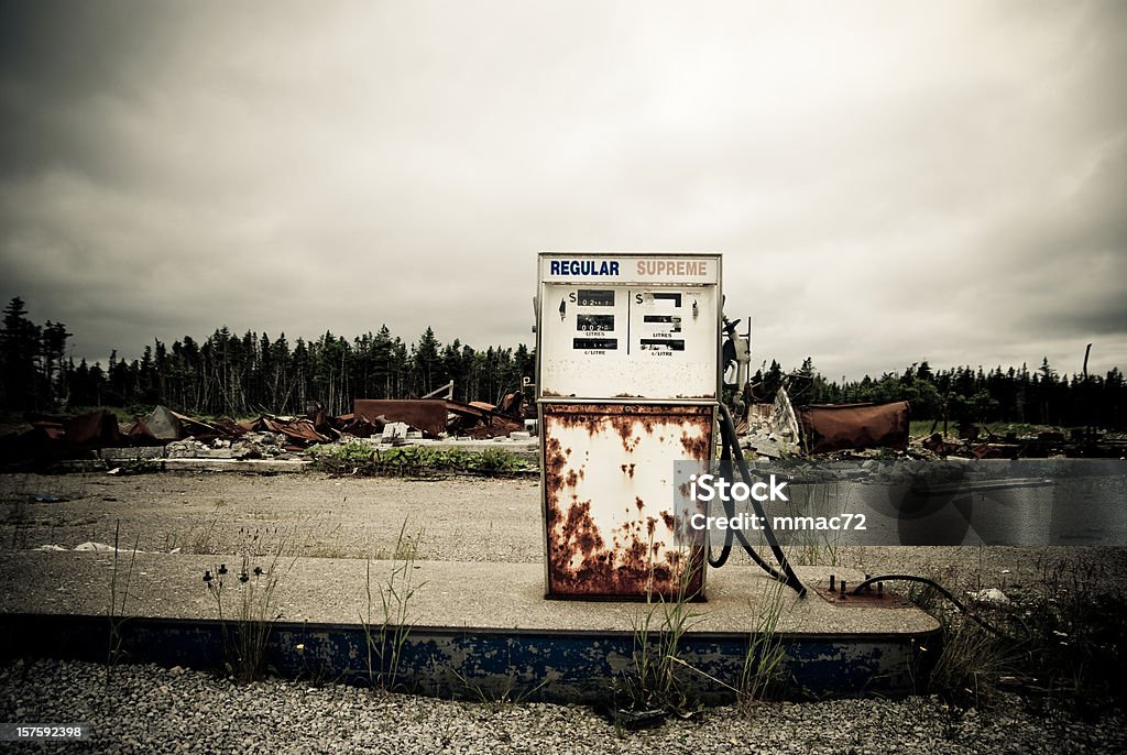 見捨てられたオイル駅 - ガソリンスタンドのロイヤリティフリーストックフォト