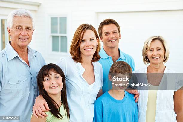 Retrato De Família Feliz De Três Generational - Fotografias de stock e mais imagens de 10-11 Anos - 10-11 Anos, 30-34 Anos, 30-39 Anos
