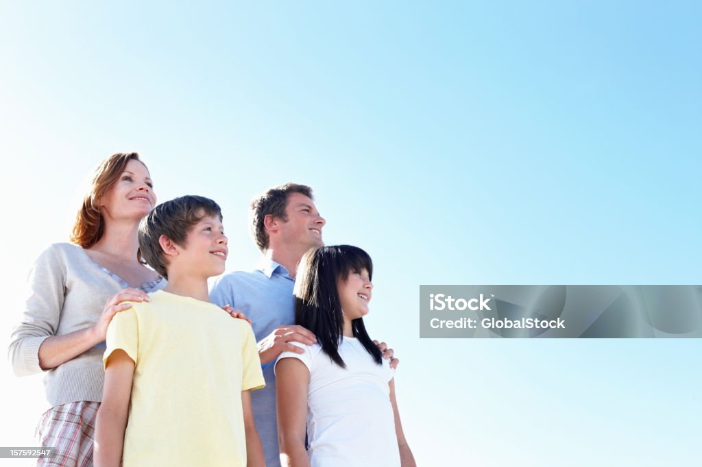 Zwei generational Familie stehen zusammen und Blick auf Textfreiraum - Lizenzfrei Familie Stock-Foto