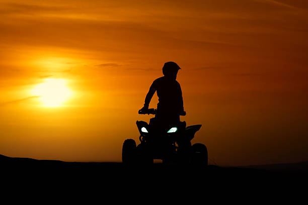 bicicleta de quatro lugares no pôr-do-sol - off road vehicle quadbike motocross desert - fotografias e filmes do acervo
