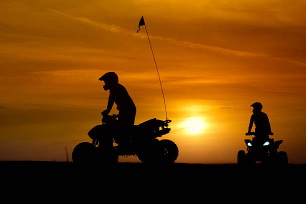 4 륜 오토바이 있는 해질녘까지 - off road vehicle quadbike motocross desert 뉴스 사진 이미지