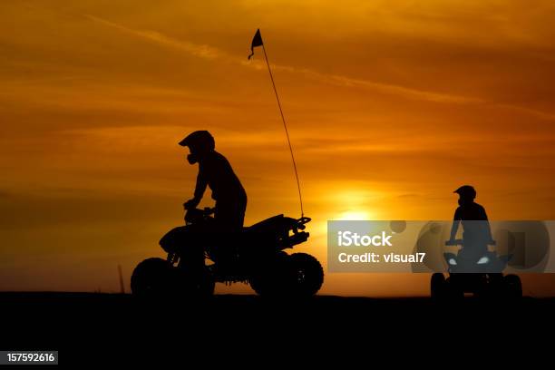 Foto de Bicicleta De Quatro Lugares No Pôrdosol e mais fotos de stock de Bicicleta de Quatro Lugares - Bicicleta de Quatro Lugares, Deserto, Esporte motorizado