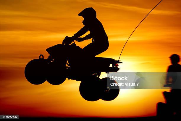 Quad Bike Saltar Ao Pôr Do Sol - Fotografias de stock e mais imagens de Quad Bike - Quad Bike, Silhueta, Veículo Todo-o-Terreno