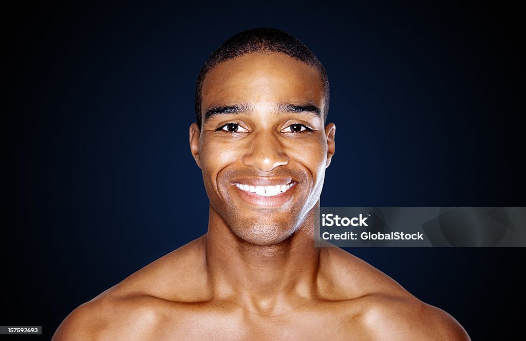Smart torse nu homme souriant isolé contre noir - Photo de 25-29 ans libre de droits