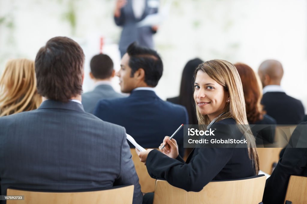 Joven linda mujer que asisten a una conferencia de negocios - Foto de stock de Conferencia de prensa libre de derechos