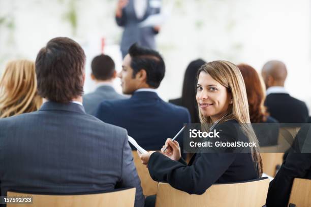 Foto de Jovem Linda Mulher Participação Em Uma Conferência De Negócios e mais fotos de stock de Entrevista coletiva