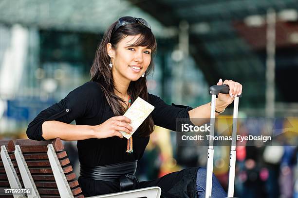 Junge Frau Wartet Am Bahnhof Bank Stockfoto und mehr Bilder von Abwarten - Abwarten, Asiatischer und Indischer Abstammung, Attraktive Frau