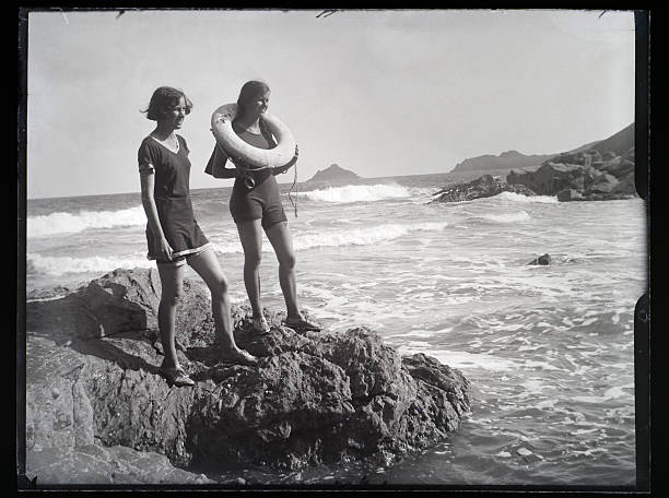 girls at the seaside - vintage photograph - strand fotos stockfoto's en -beelden