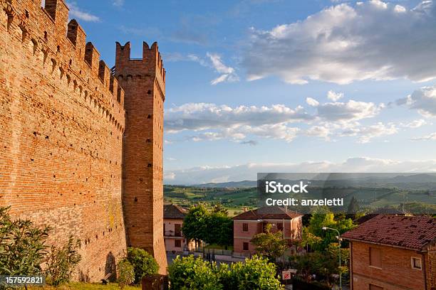 Villaggio Di Marche Italia - Fotografie stock e altre immagini di Pesaro - Pesaro, Castello, Gradara