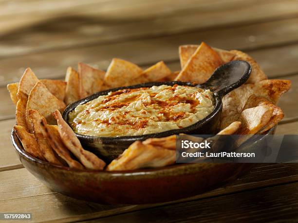 Photo libre de droit de Houmous Avec Du Pain Pita banque d'images et plus d'images libres de droit de Houmous - Houmous, Pita, Repas entre amis