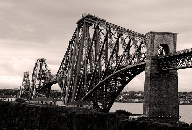 ponte ferroviario sul forth a edimburgo, scozia - bridge edinburgh panoramic scenics foto e immagini stock