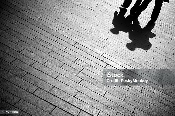 Sombra A Câmara De Pavimentação Cinza Cálculos - Fotografias de stock e mais imagens de Mistério - Mistério, Reunião, Falar