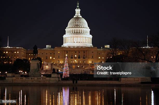 Edificio Del Capitol De Estados Unidos En La Noche Foto de stock y más banco de imágenes de Asistencia sanitaria y medicina - Asistencia sanitaria y medicina, Lugar famoso nacional, Congreso