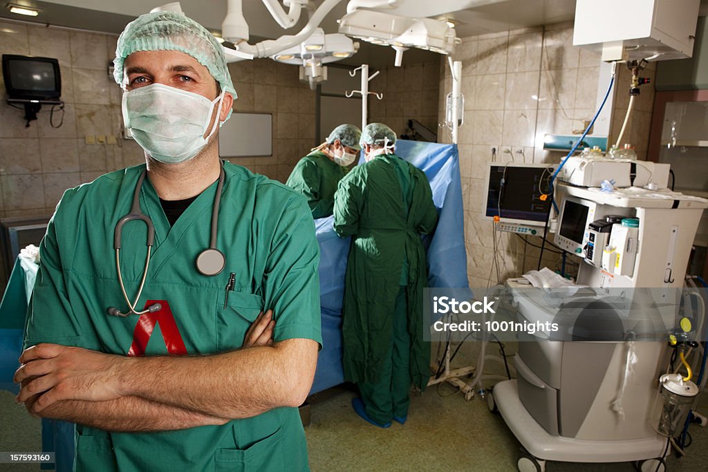 I medici stanno su un'operazione - Foto stock royalty-free di Apparecchiatura medica