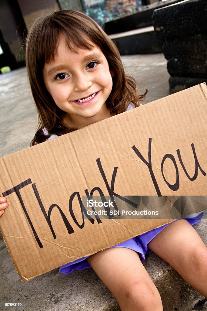 Linda niña sostiene un cartel gracias - Foto de stock de Thank You - Frase corta en inglés libre de derechos